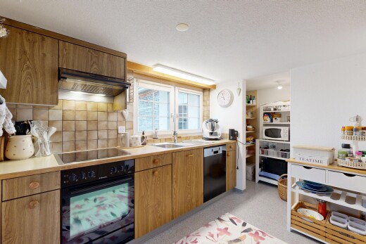 cuisine avec four, light floor, light countertops, plans de travail, et inside property