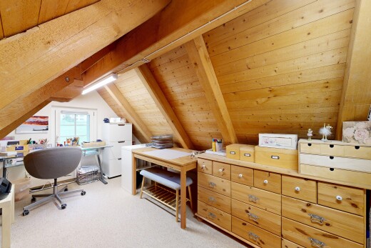 chambre avec plafond en bois, wood ceiling, plafond voûté, vaulted ceiling, et moquette