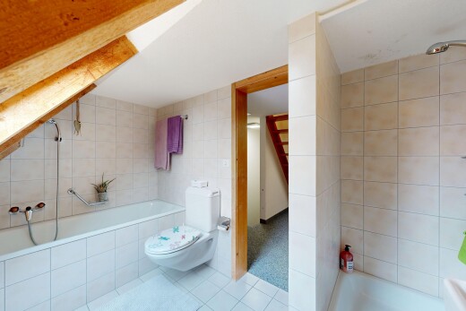 bad mit komplettes badezimmer, fliesenwand, tile wall, toilette, und inside property
