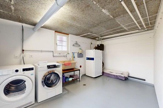 buanderie avec lave-linge et sèche-linge séparés, cloison sèche, drywall, sol en béton, et concrete floor