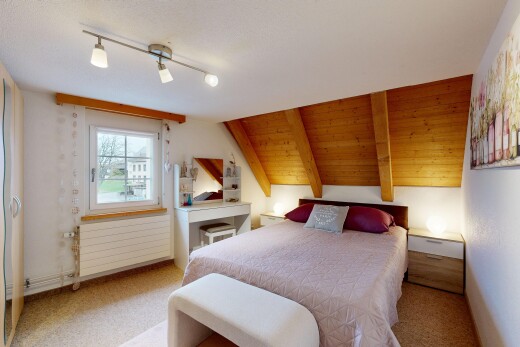 chambre avec vaulted ceiling, plafond voûté, inside property, radiateur, et carpet
