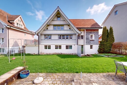 außenansicht mit rasen, property visible, und day time