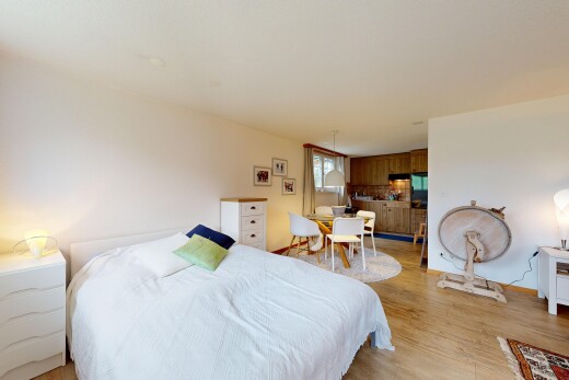 chambre avec inside property, wood finish floor, sol en finition bois, drywall, et cloison sèche