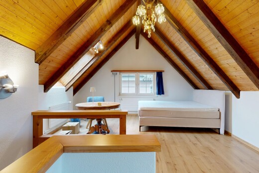 chambre avec cathedral ceiling, plafond cathédrale, beamed ceiling, plafond à poutres, et wood finish floor