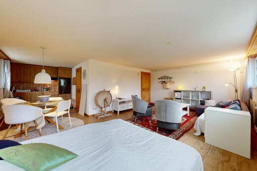 chambre avec cloison sèche, drywall, inside property, sol en finition bois, et wood finish floor