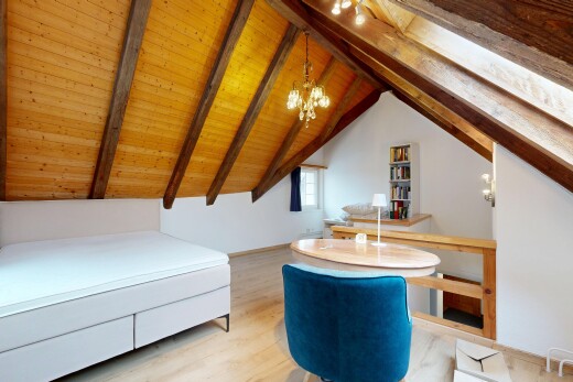 zimmer / schlafzimmer mit inside property, wood finish floor, holzfußboden, drywall, und gipskartonwand