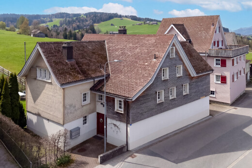 außenansicht mit schornstein, drone view, day time, eingebaute garage, und betonfundament
