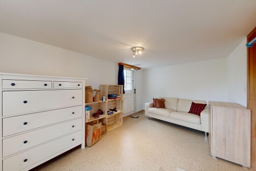 salon avec inside property, light floor, natural light, lumière naturelle, et drywall