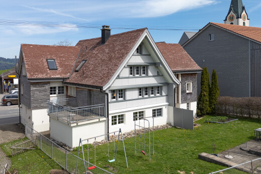 außenansicht mit zaun, brettverschalung, vertikale verkleidung, schornstein, und property visible