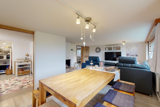 wohn- / esszimmer mit holzfußboden, wood finish floor, inside property, gipskartonwand, und drywall