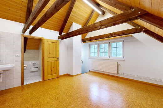 pièce vide avec plafond en bois, wood ceiling, plafond à poutres, beamed ceiling, et mur en carrelage