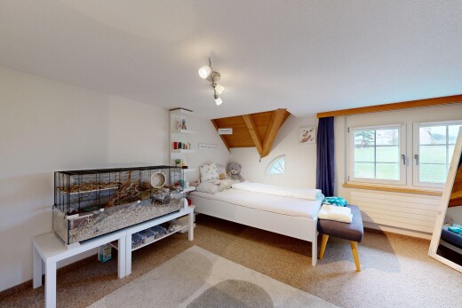 zimmer / schlafzimmer mit carpet, teppich, drywall, gipskartonwand, und natural light