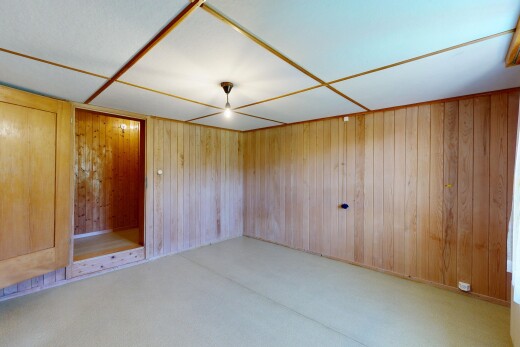 leerer raum mit inside property, teppich, carpet, holzwand, und wood wall
