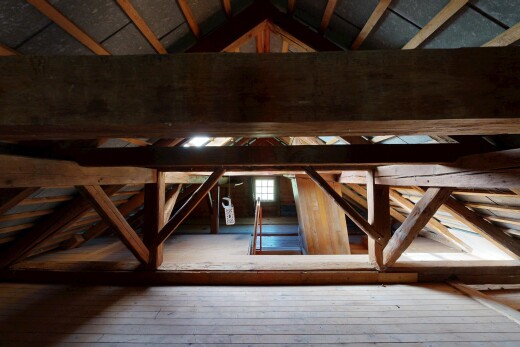 treppe mit hardwood floor, dachschräge, vaulted ceiling, holzfußboden, und wood finish floor