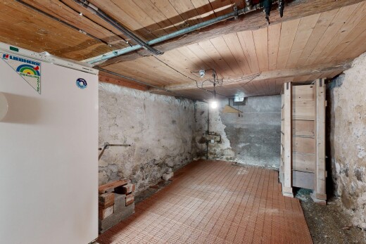 leerer raum mit inside property, keller, wood ceiling, und holzdecke