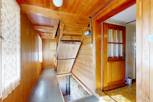 halle / korridor mit holzwand, wood wall, inside property, holzdecke, und wood ceiling