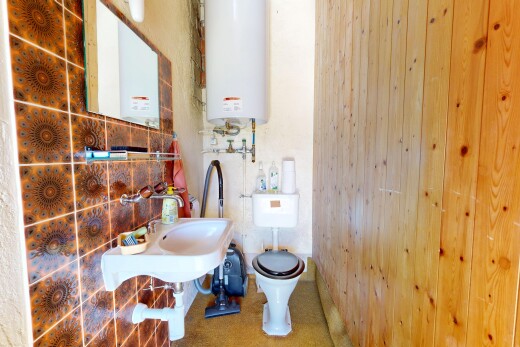 bad mit spiegel, wasserkocher, inside property, gäste-wc, und toilette