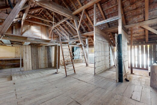 fitnessstudio mit inside property, vaulted ceiling, dachschräge, cathedral ceiling, und kathedralendecke