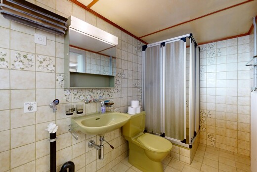 bad mit fliesenwand, tile wall, dusche, inside property, und komplettes badezimmer