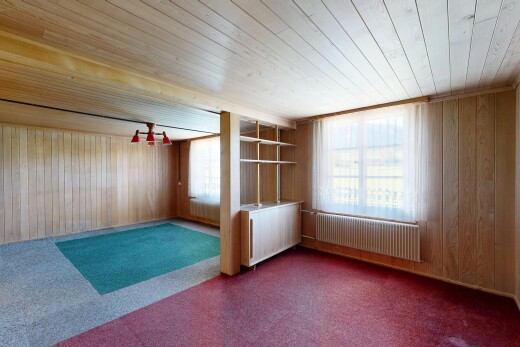 leerer raum mit holzwand, wood wall, kühler, inside property, und natürliches licht