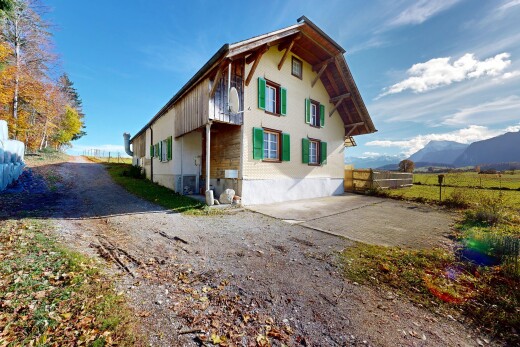 außenansicht mit zaun, day time, property visible, parkplatz, und mountain view