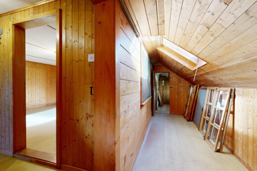 halle / korridor mit wood wall, holzwand, carpet, teppich, und inside property