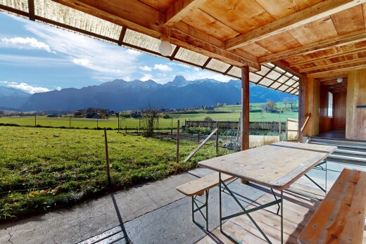 terrasse mit rural view, ländliche aussicht, zaun, rasen, und terrasse