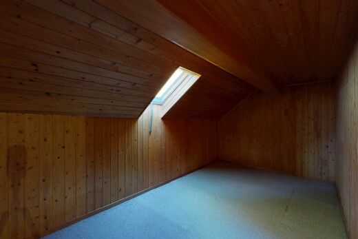leerer raum mit wood wall, holzwand, zusätzliches zimmer, inside property, und vaulted ceiling
