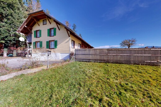 außenansicht mit zaun, rasen, property visible, day time, und betonfundament