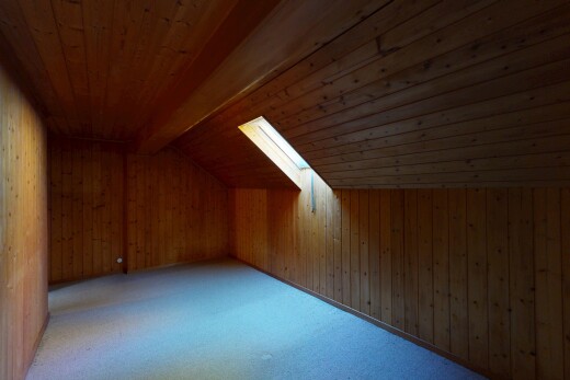 leerer raum mit low ceiling, niedrige decke, wood wall, holzwand, und vaulted ceiling