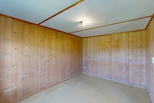 leerer raum mit inside property, wood wall, holzwand, carpet, und teppich
