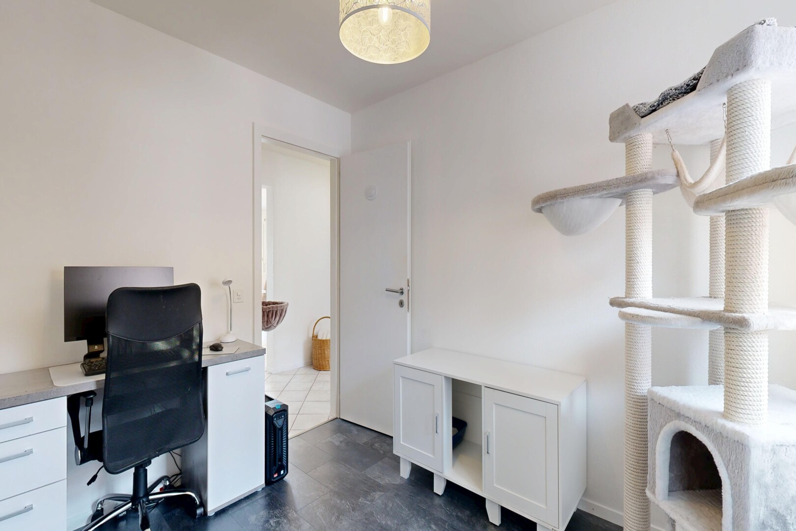 büro mit bürobereich, gipskartonwand, drywall, fernseher, und inside property