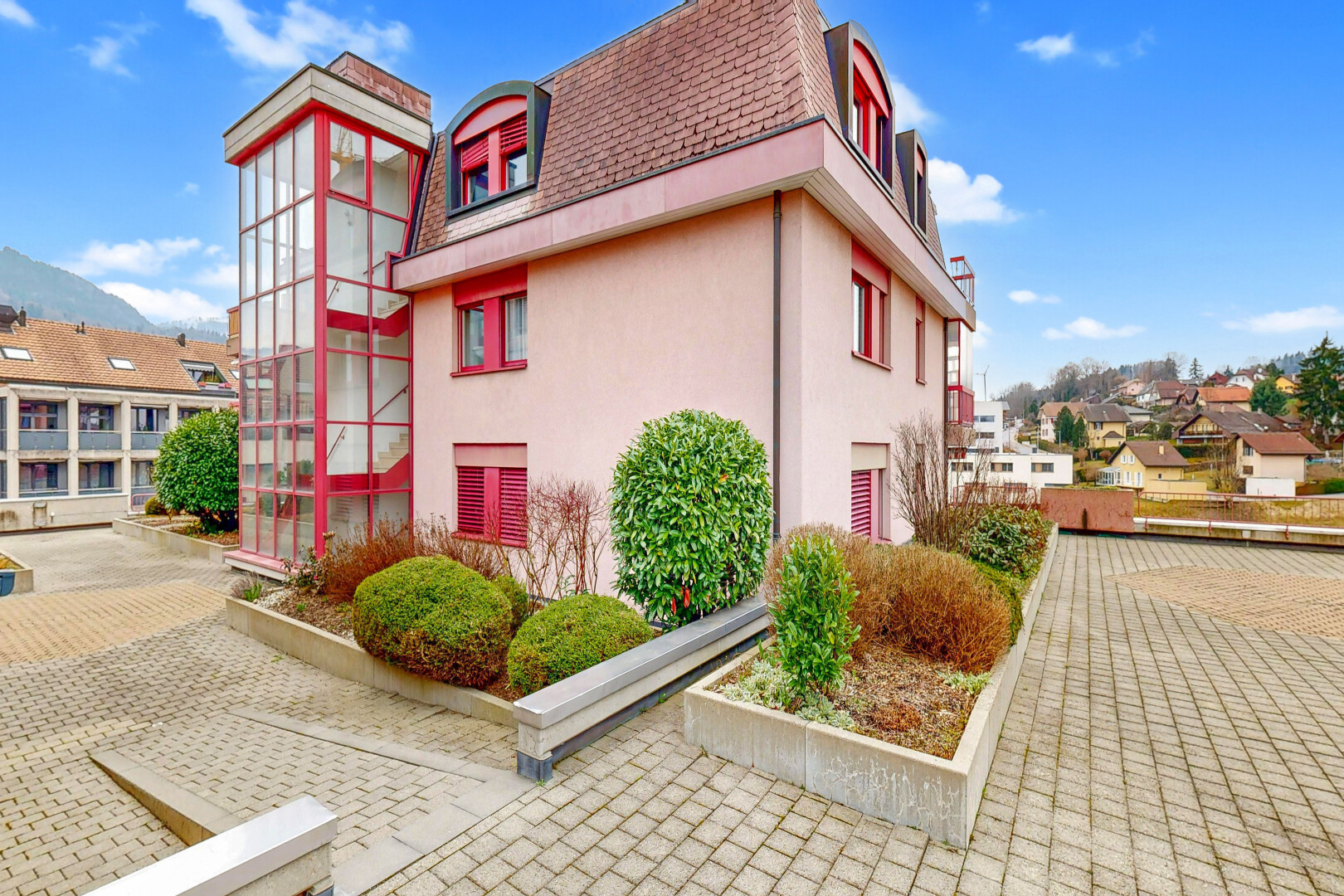 außenansicht mit day time, mansardendach, dachgaube, residential view, und wohngebietblick
