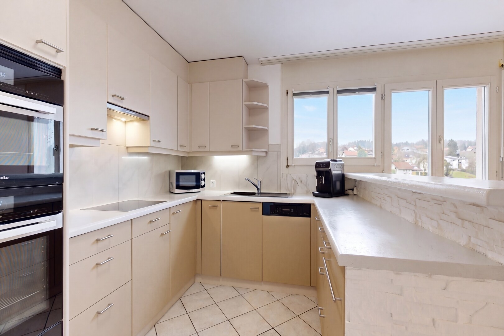 küche mit doppel backofen, light countertops, arbeitsplatten, küchenrückwand beim Herd, und küchenrückwand beim herd
