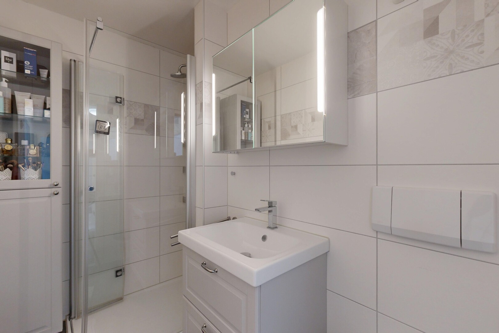 bad mit schminktisch, spiegel, tile wall, fliesenwand, und komplettes badezimmer