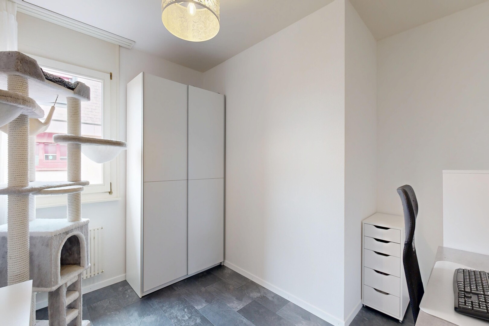 zimmer / schlafzimmer mit drywall, gipskartonwand, baseboards wall, sockelleisten, und inside property