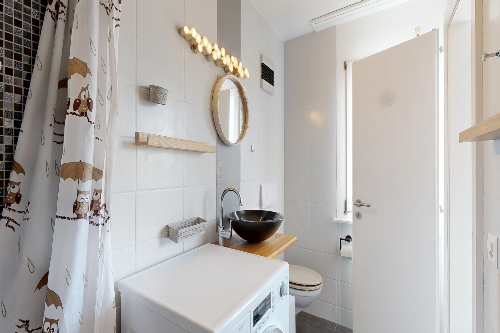 bad mit spiegel, tumbler, tile wall, fliesenwand, und komplettes badezimmer