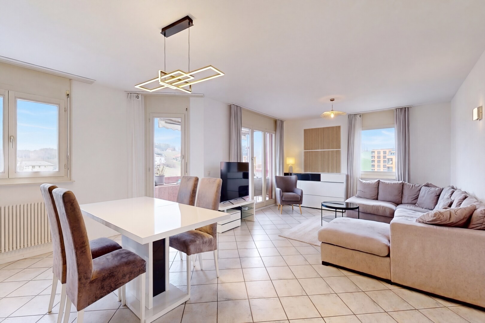 wohn- / esszimmer mit kühler, drywall, gipskartonwand, fernseher, und inside property