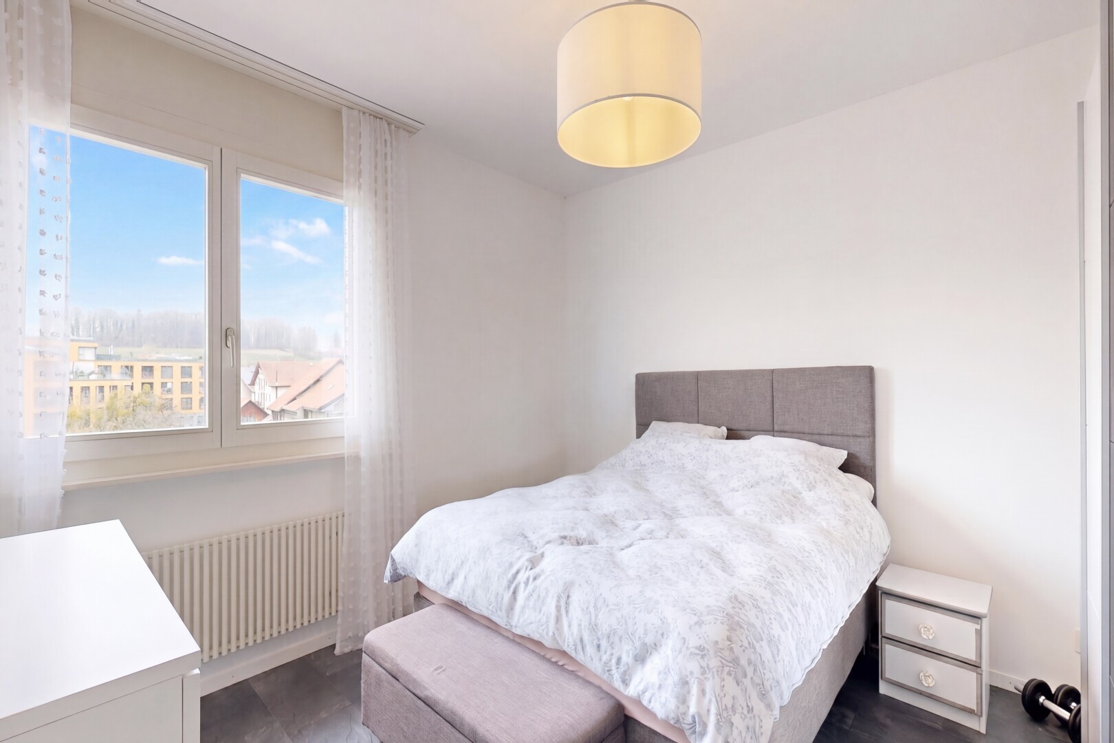 zimmer / schlafzimmer mit kühler, inside property, drywall, gipskartonwand, und day time