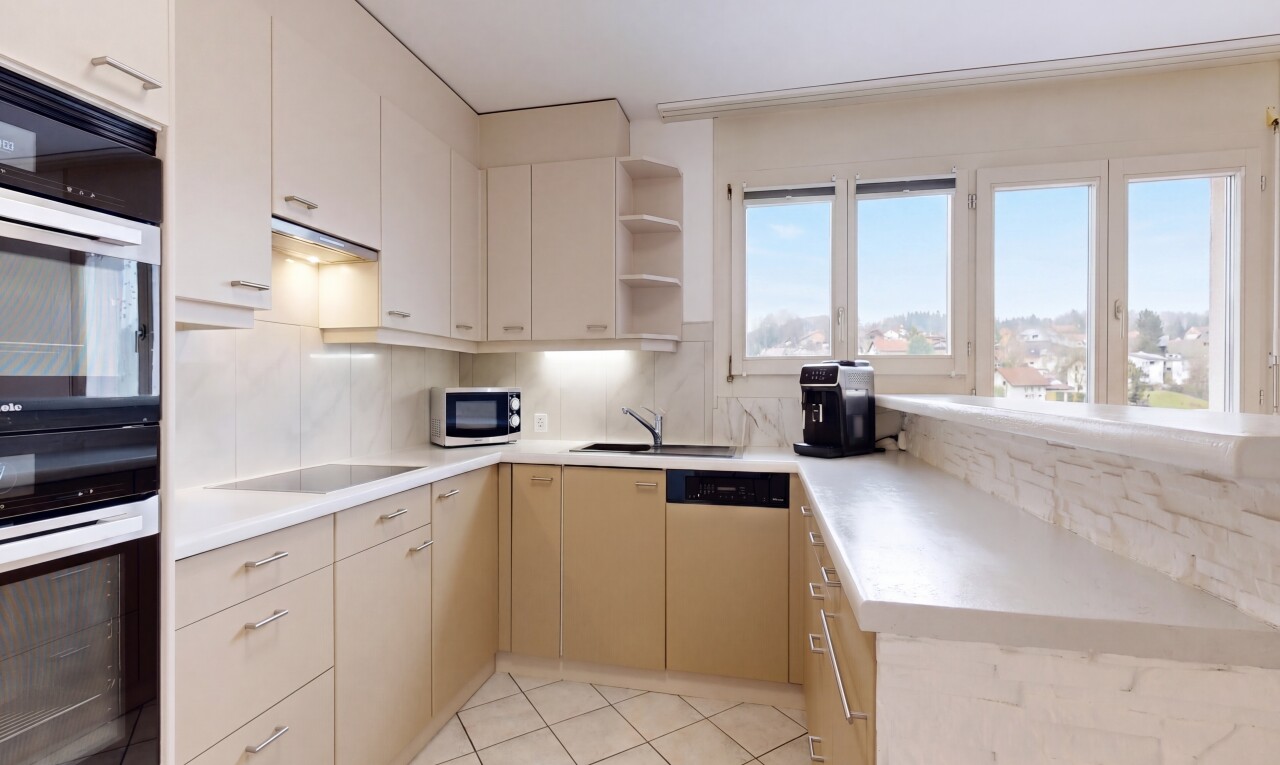 küche mit doppel backofen, light countertops, arbeitsplatten, küchenrückwand beim Herd, und küchenrückwand beim herd