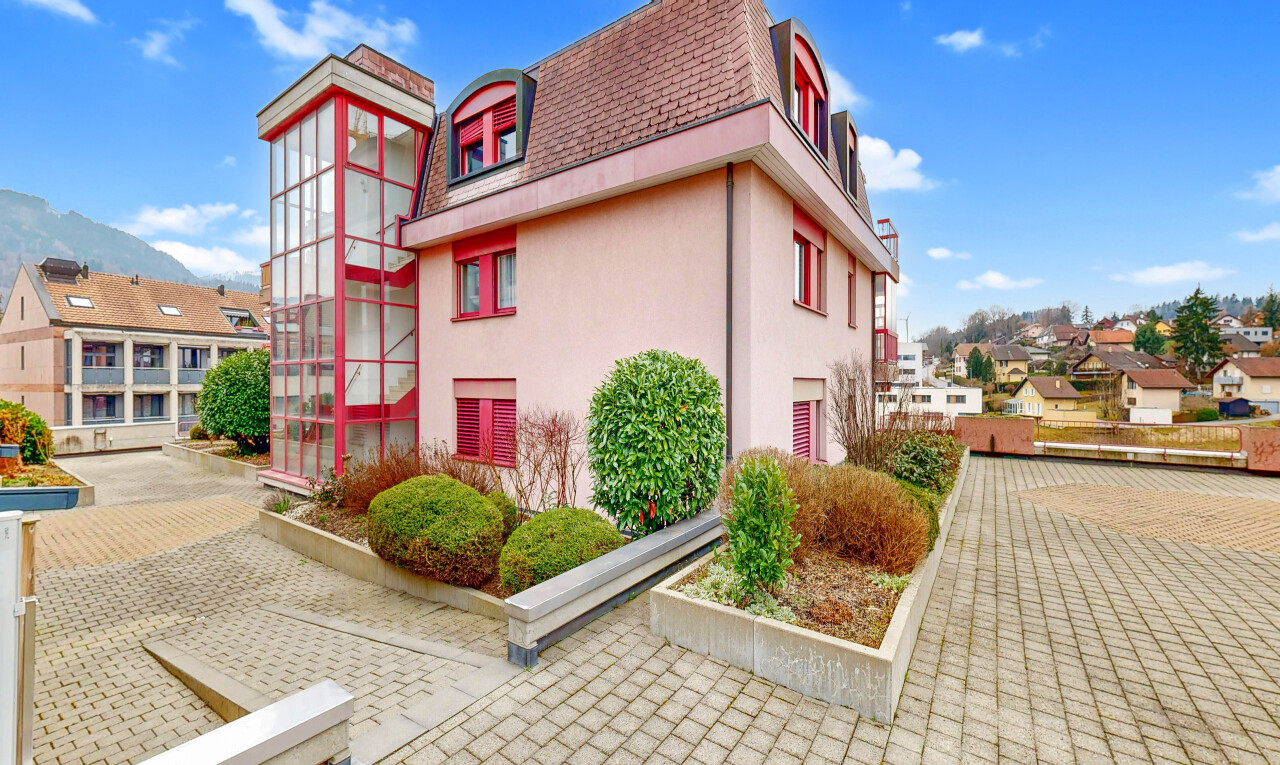 außenansicht mit day time, mansardendach, dachgaube, residential view, und wohngebietblick