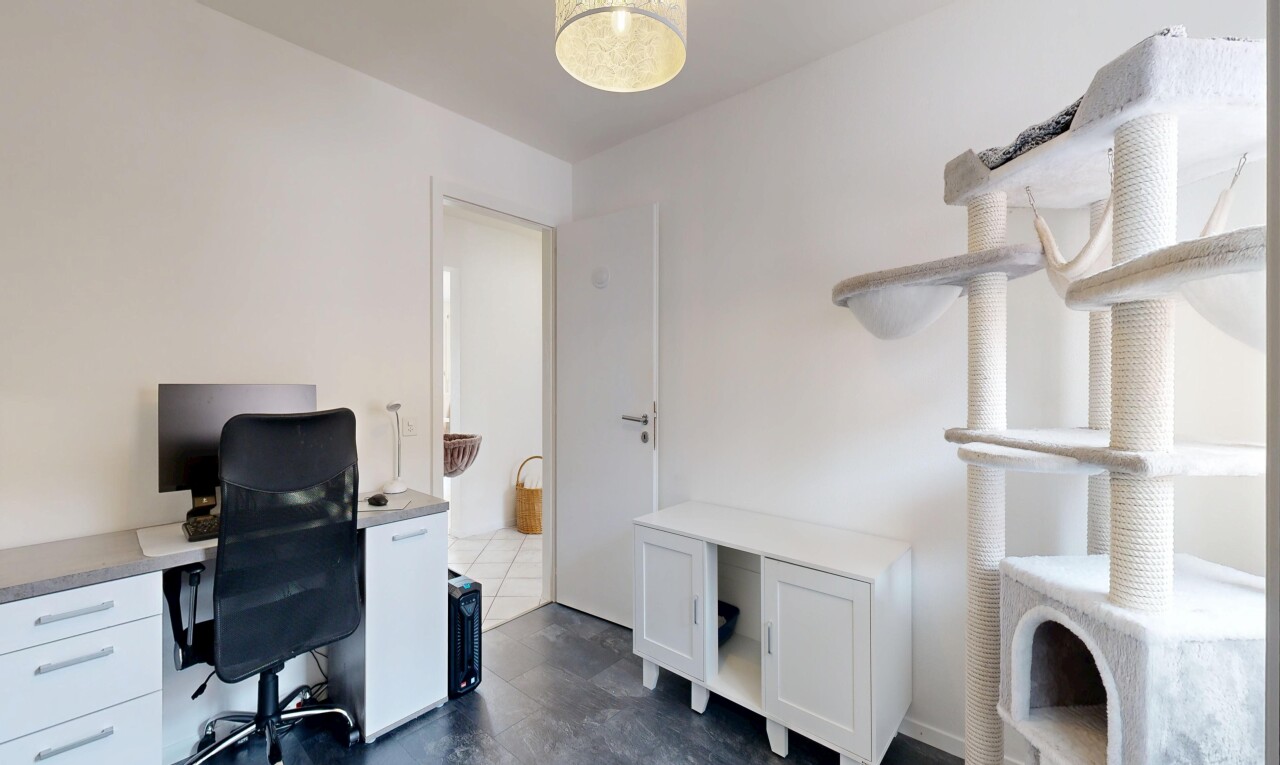 büro mit bürobereich, gipskartonwand, drywall, fernseher, und inside property