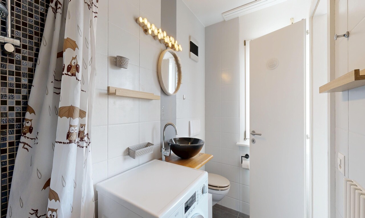 bad mit spiegel, tumbler, tile wall, fliesenwand, und komplettes badezimmer