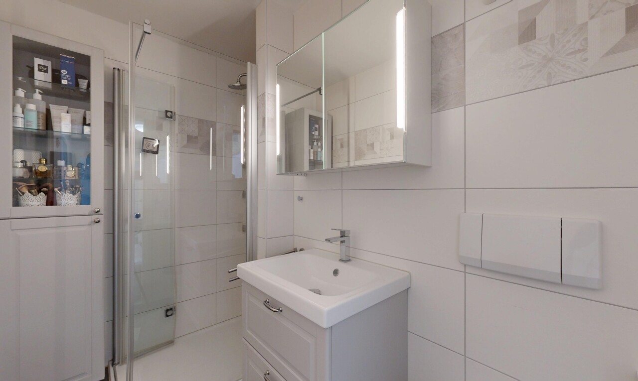 bad mit schminktisch, spiegel, tile wall, fliesenwand, und komplettes badezimmer