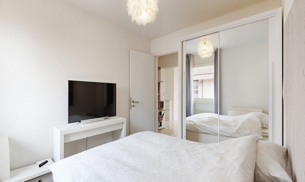 zimmer / schlafzimmer mit fernseher, inside property, kleiderschrank, gipskartonwand, und drywall