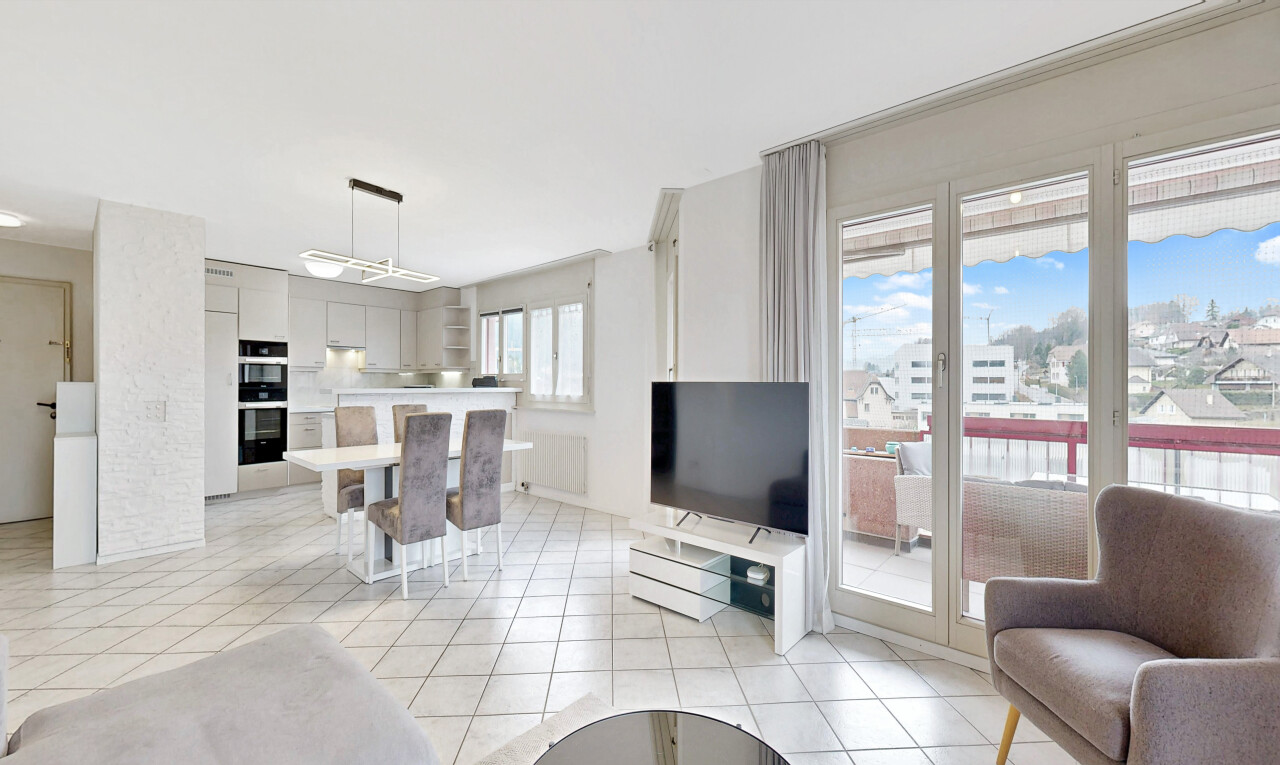 wohn- / esszimmer mit light floor, fernseher, inside property, natural light, und natürliches licht