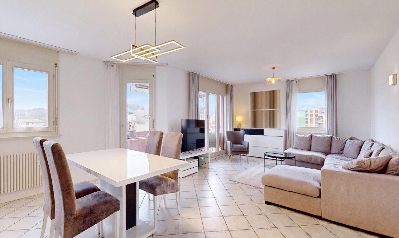 wohn- / esszimmer mit kühler, drywall, gipskartonwand, fernseher, und inside property