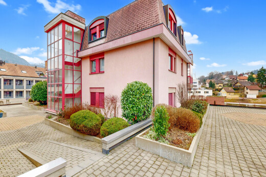 façade avec day time, toit mansardé, residential view, vue résidentielle, et bardage en stuc