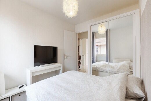 chambre avec télévision, inside property, placard, cloison sèche, et drywall