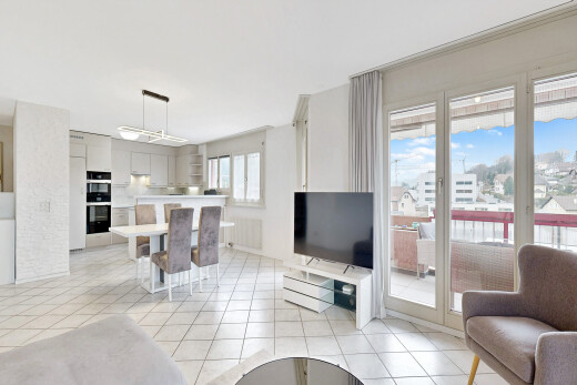 wohn- / esszimmer mit light floor, fernseher, inside property, natural light, und natürliches licht